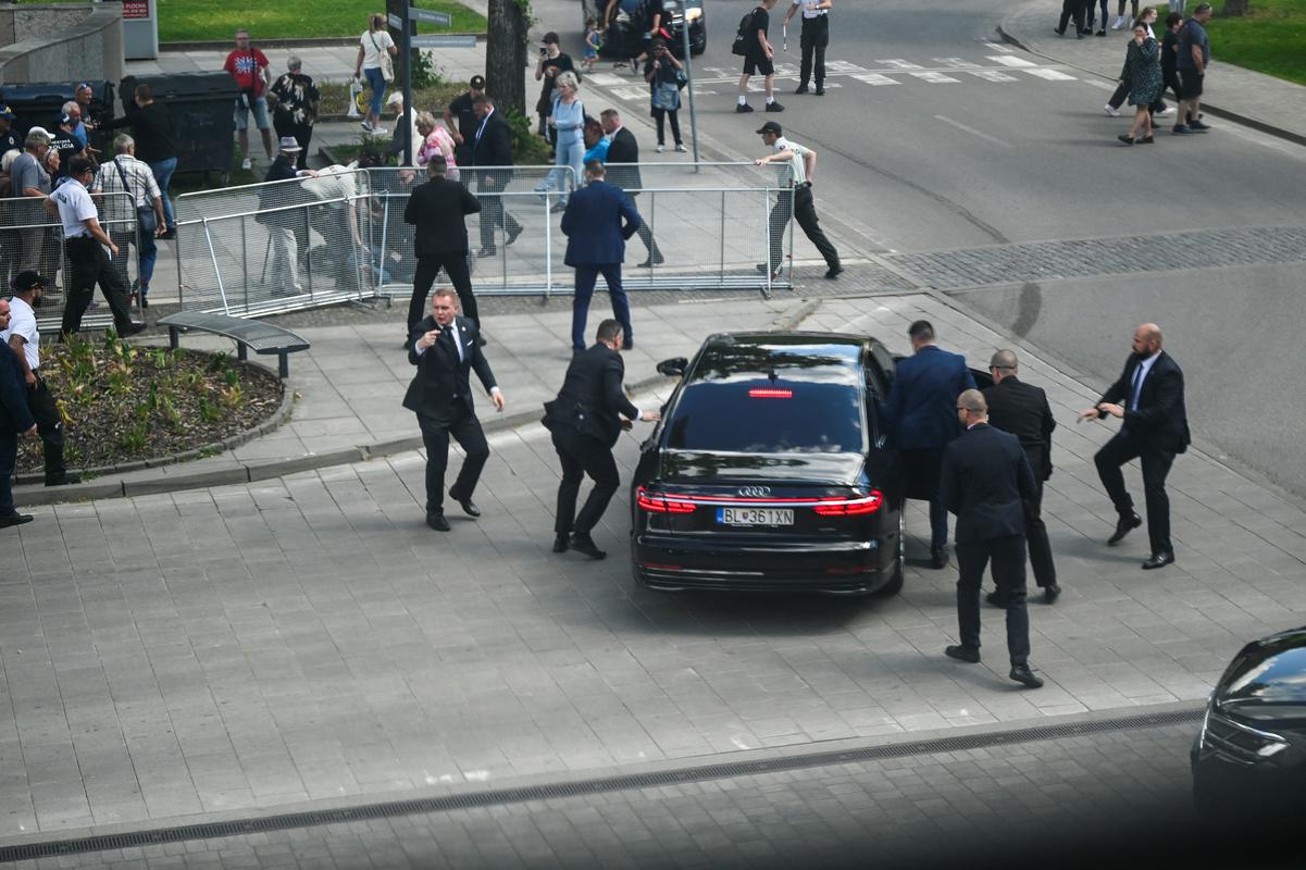 Pojavio se video sa mjesta atentata: 71-godišnjak pogodio premijera