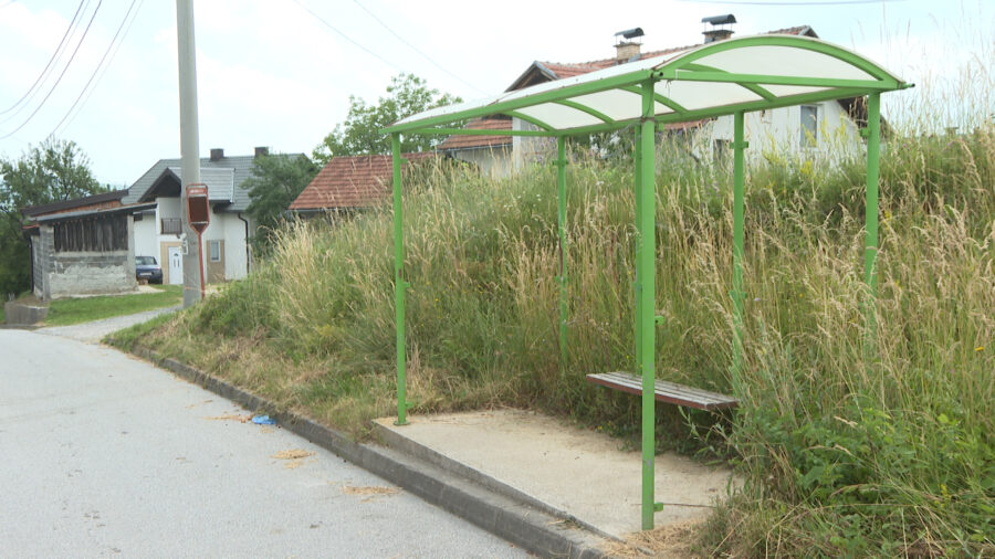 Djeca iz hadžićkog naselja Košćan pješače osam kilometara do škole zbog ukinute autobuske linije GRAS-a