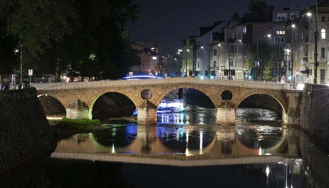 Policija večeras spasila muškarca koji je plutao Miljackom