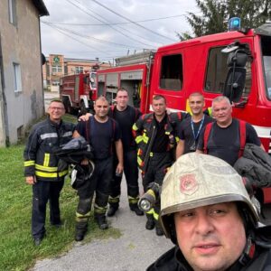 Hrabri vatrogasci spasili jednu osobu iz požara: Stan izgorio u potpunosti