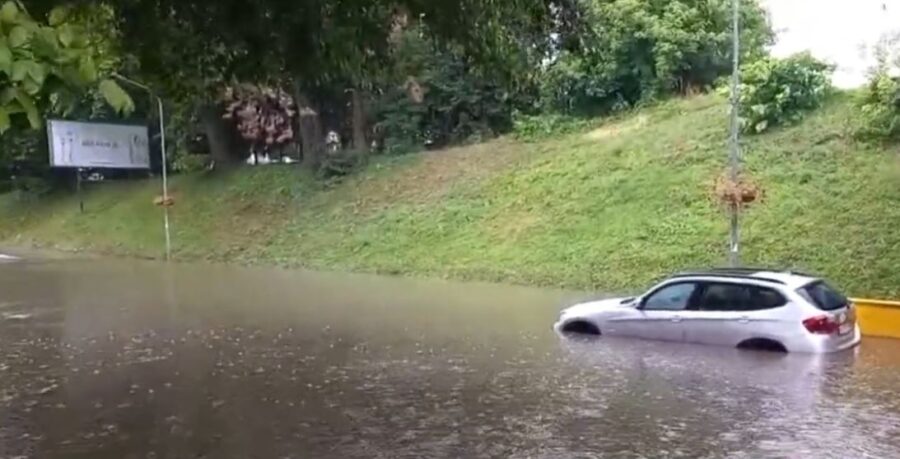 Nevrijeme pogodilo Prijedor: Saobraćaj paraliziran, vatrogasci na terenu