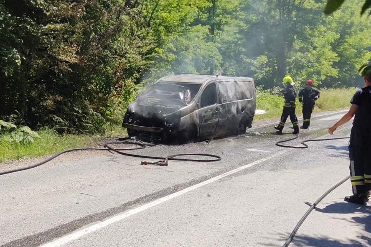 Kombi izgorio u Karanovcu, uzrok samozapaljenje