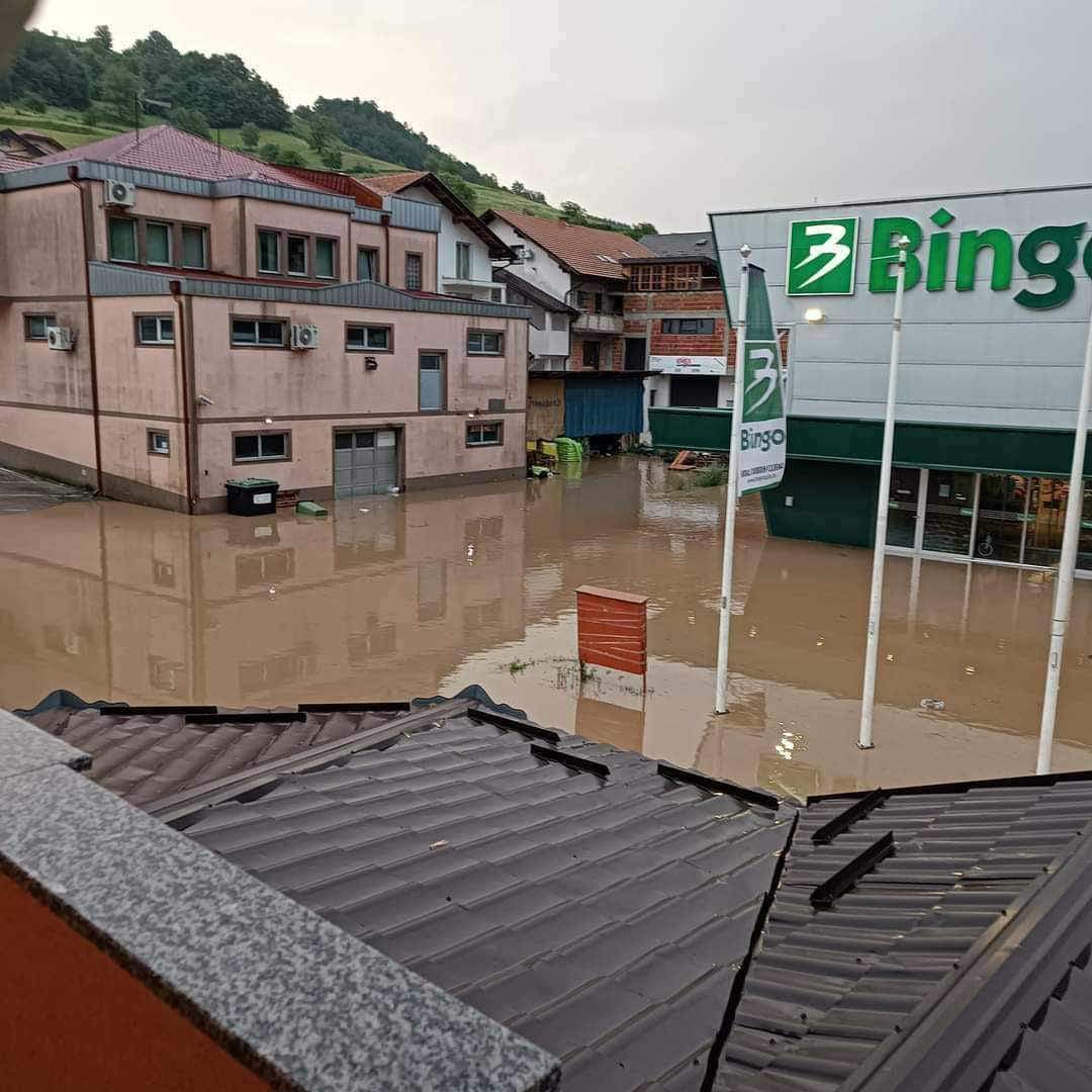 Veliko nevrijeme u Krajini: Štete na objektima i putničkim vozilima