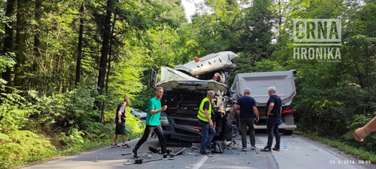 Teška nesreća dva kamiona: Vatrogasci izvlačili vozača nakon sudara