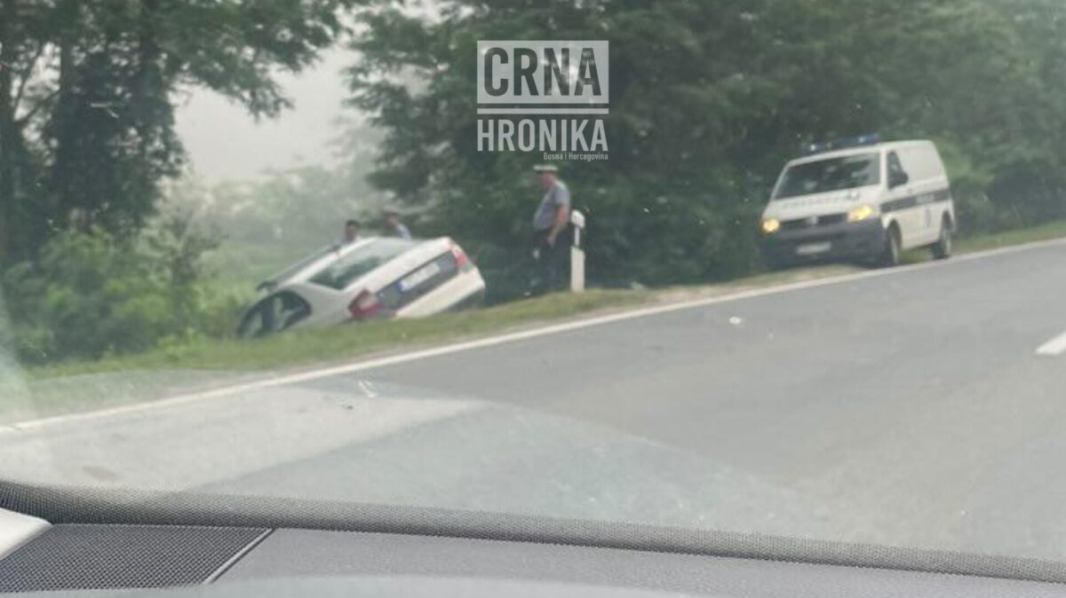 (VIDEO) Nesreća na M17: Policajac sletio sa ceste