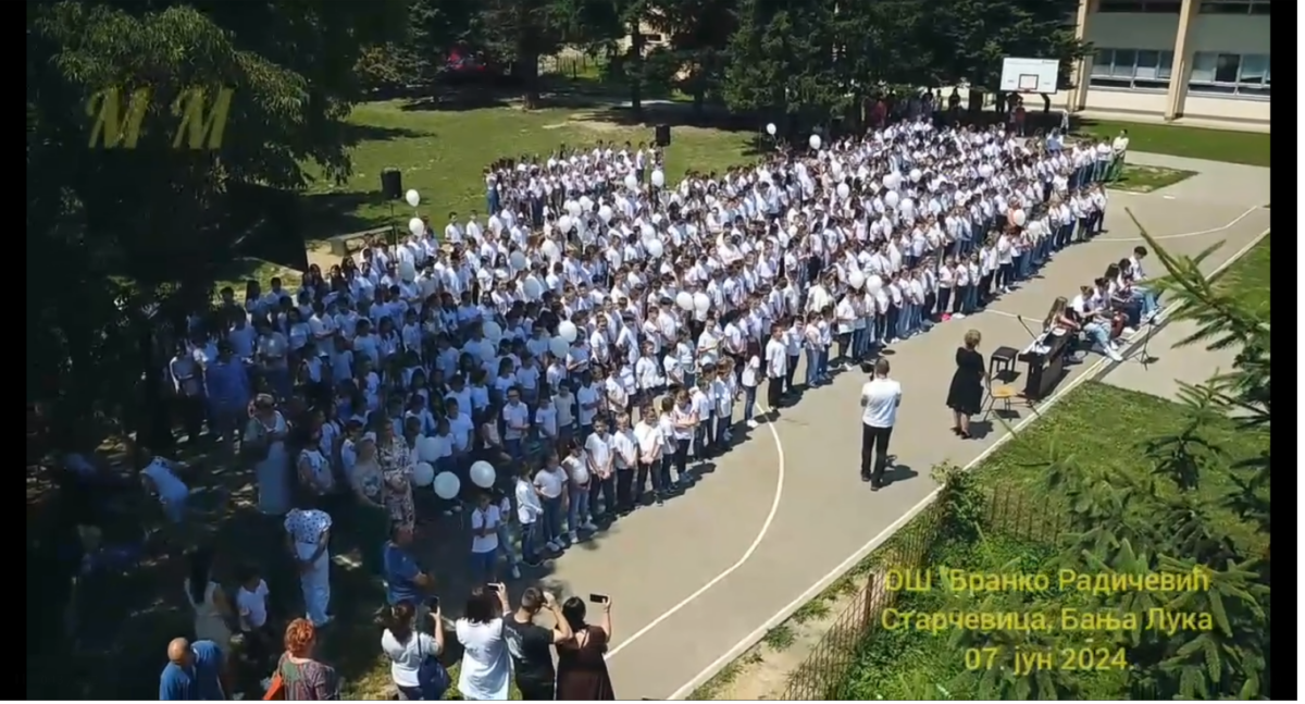 (VIDEO) Đaci kroz suze otpjevali pjesmu “Što te nema” za stradalu pedagogicu