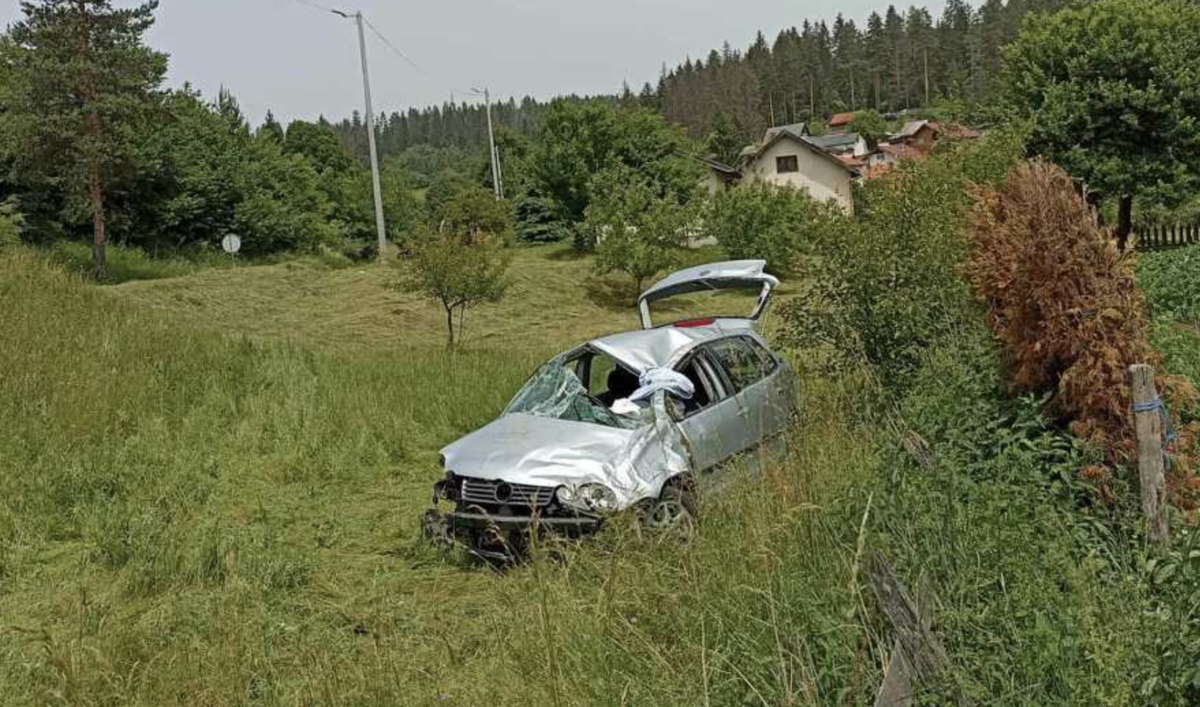 Saobraćajna nesreća kod Olova: Automobil sletio sa ceste, tri osobe prevezene na KCUS