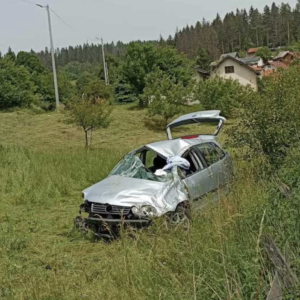 Saobraćajna nesreća kod Olova: Automobil sletio sa ceste, tri osobe prevezene na KCUS