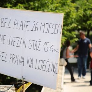 Bivše radnice Konfekcije “Borac” Banovići najavljuju proteste pred Vladom FBiH zbog neuvezanog radnog staža