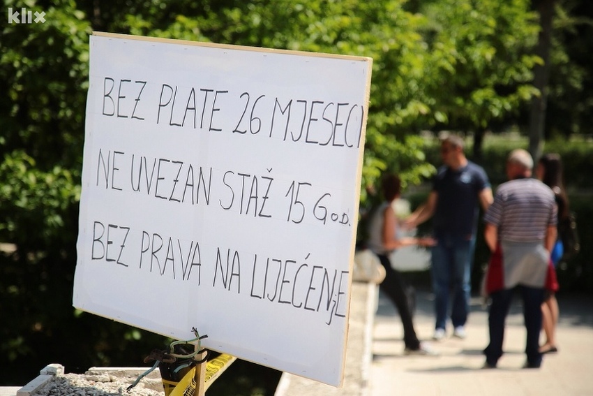 Bivše radnice Konfekcije “Borac” Banovići najavljuju proteste pred Vladom FBiH zbog neuvezanog radnog staža