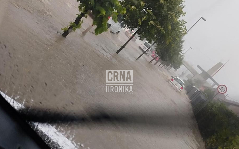 Veliko nevrijeme pogodilo i Banjaluku, vozila se jedva kreću po ulicama