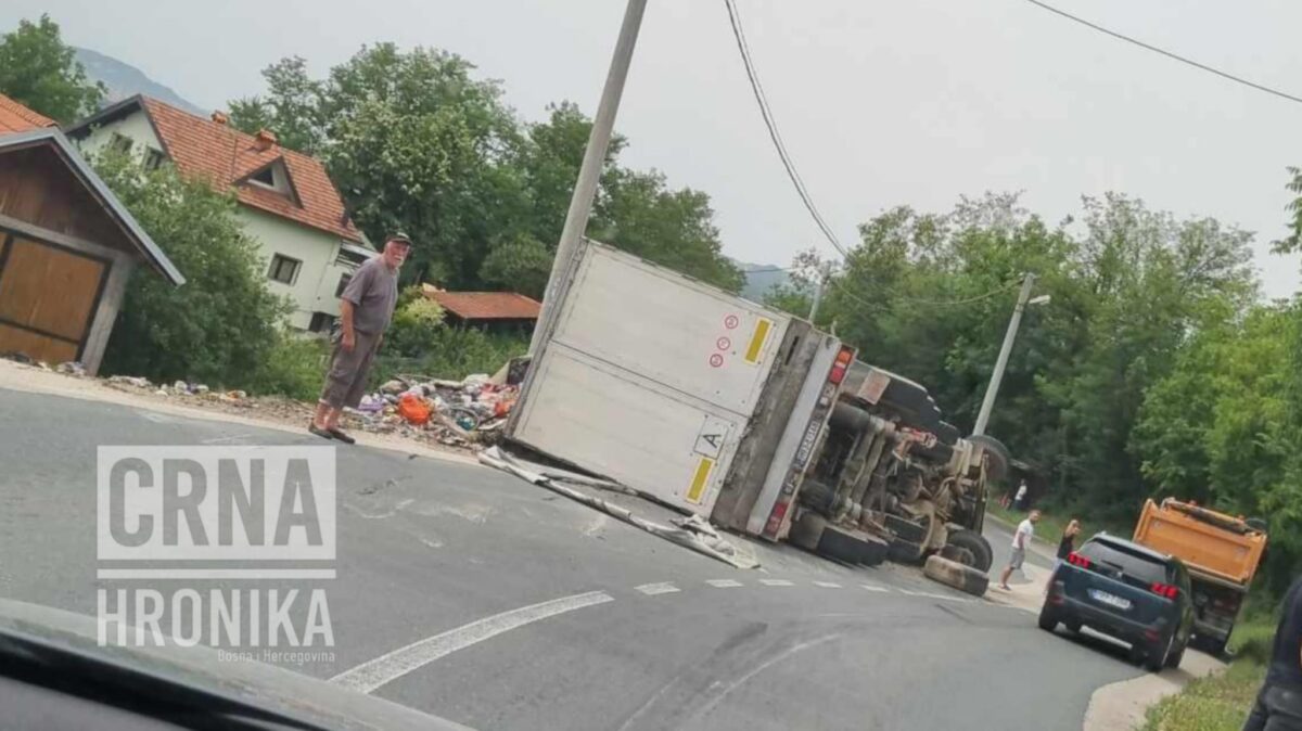 (VIDEO) Kamere snimile trenutak prevrtanja kamiona kod Gračanice