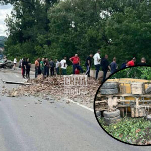 Težak sudar kamiona i automobila kod Doboja, povrijeđene dvije osobe