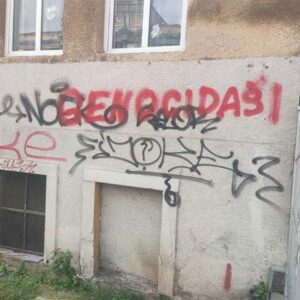 Grafiti kod Ambasade Srbije u Sarajevu: Ispisano “genocidaši”