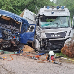 Težak sudar dva kamiona i automobila, ima povrijeđenih