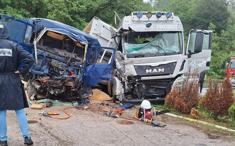 Težak sudar dva kamiona i automobila, ima povrijeđenih