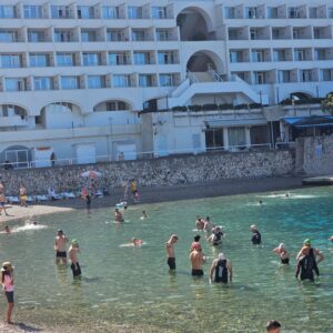 Vikend u Neumu: Broji turisti došli da se kupaju, evo novih cijena