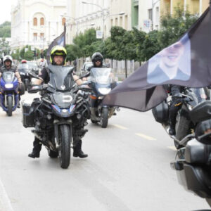 Noćni vukovi prodefilovali Banjalukom, nosili zastave sa likom tragično nastradalog dječaka