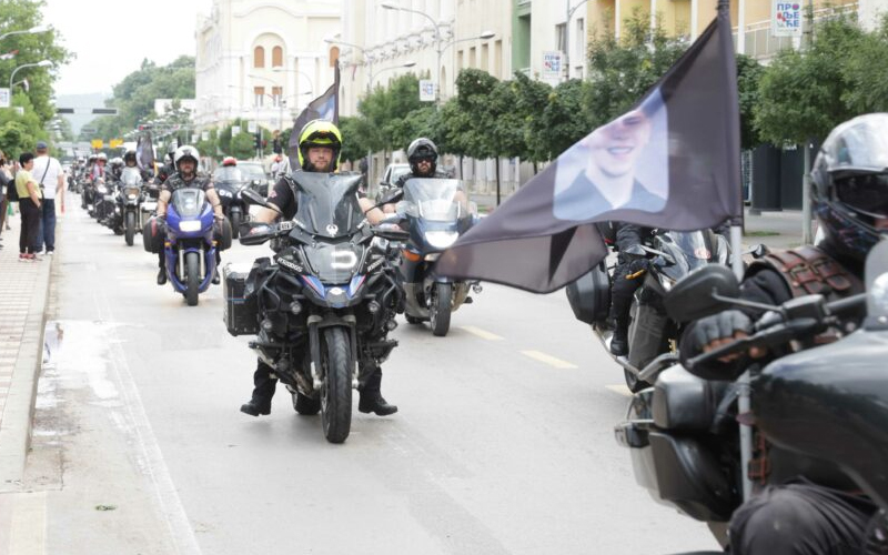 Noćni vukovi prodefilovali Banjalukom, nosili zastave sa likom tragično nastradalog dječaka