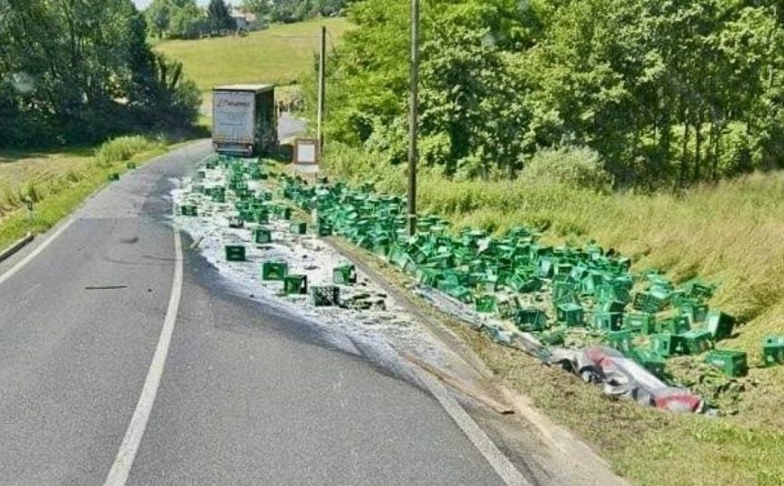 Iz kamiona letjele gajbe piva na sve strane