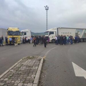 Protest autoprevoznika i špeditera u Karakaju kod Zvornika zbog zatvaranja mosta