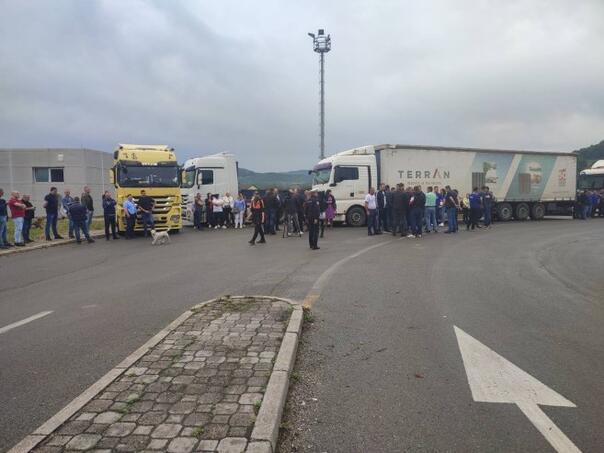 Protest autoprevoznika i špeditera u Karakaju kod Zvornika zbog zatvaranja mosta