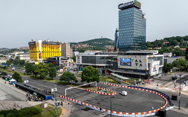 Prvi gledatelji se počeli okupljati, sve spremno za spektakularni Red Bull Showrun