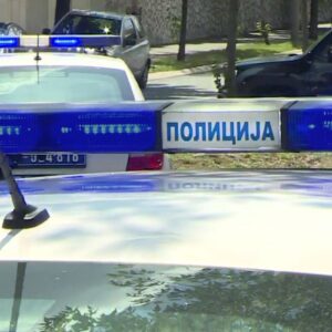 Umjesto u rikverc, ubacila u prvu: Vozilom s dvoje djece sletjela s tri metra visine