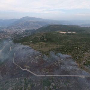 Požar na Kozicama kod Mostara još uvijek aktivan, širi se prema Miljkovićima i Troskotima