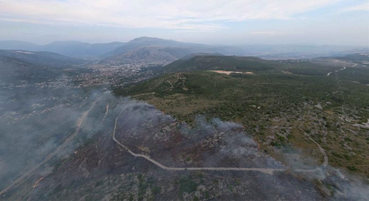 Požar na Kozicama kod Mostara još uvijek aktivan, širi se prema Miljkovićima i Troskotima