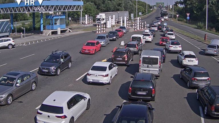 Gužve na graničnim prelazima: “Jednu dolaze u BiH, a drugi idu na more”