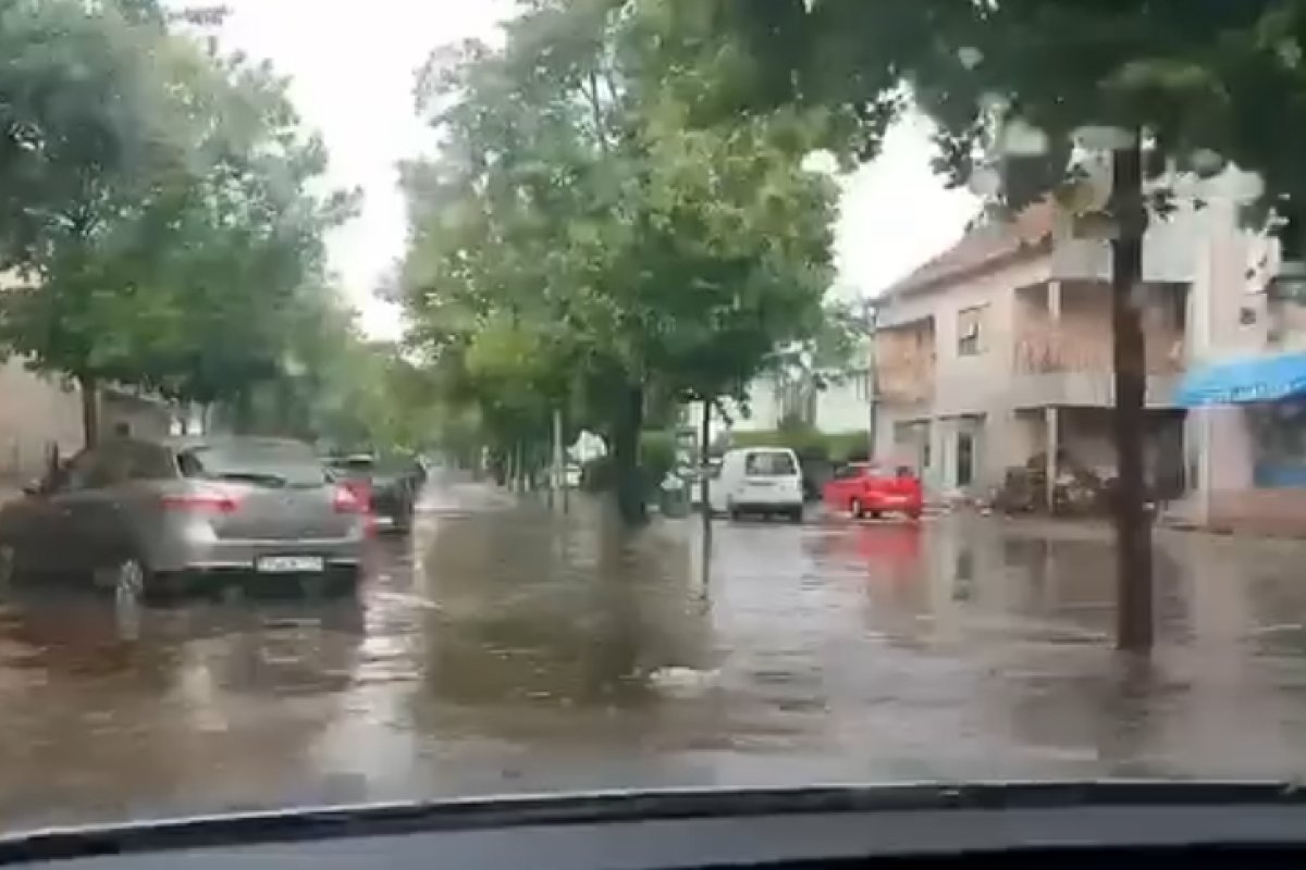 Konačno osvježenje nakon dugog toplotnog talasa u BiH: Kiša potopila ulice gradova