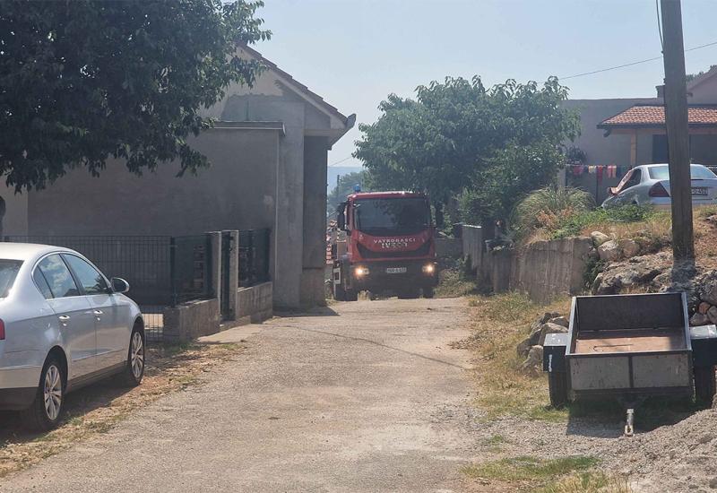 Požar na Kozicama pod kontrolom: Kuće van opasnosti