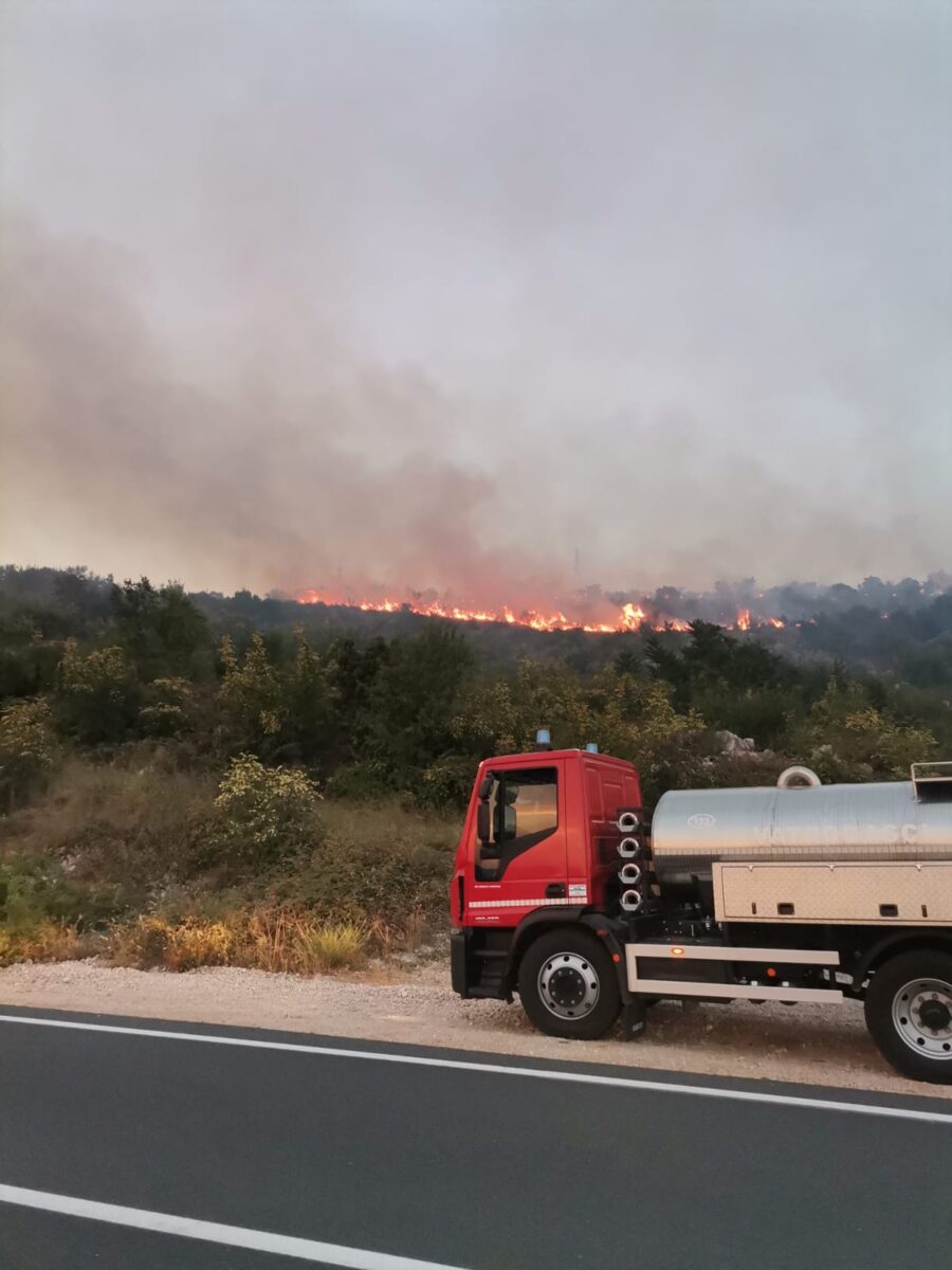 Vatrogasci ne mogu požar staviti pod kontrolu već 24 sata