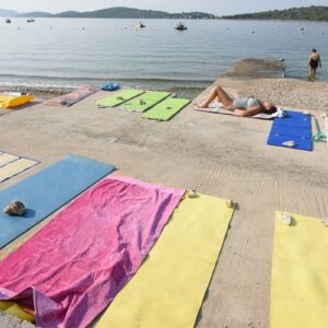 Na jednom hrvatskom ljetovalištu nema “rezervacija” na plaži: Uklonjeni peškiri, vlasnicima slijede kazne