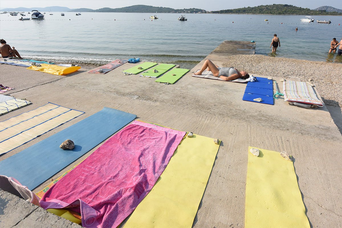 Na jednom hrvatskom ljetovalištu nema “rezervacija” na plaži: Uklonjeni peškiri, vlasnicima slijede kazne