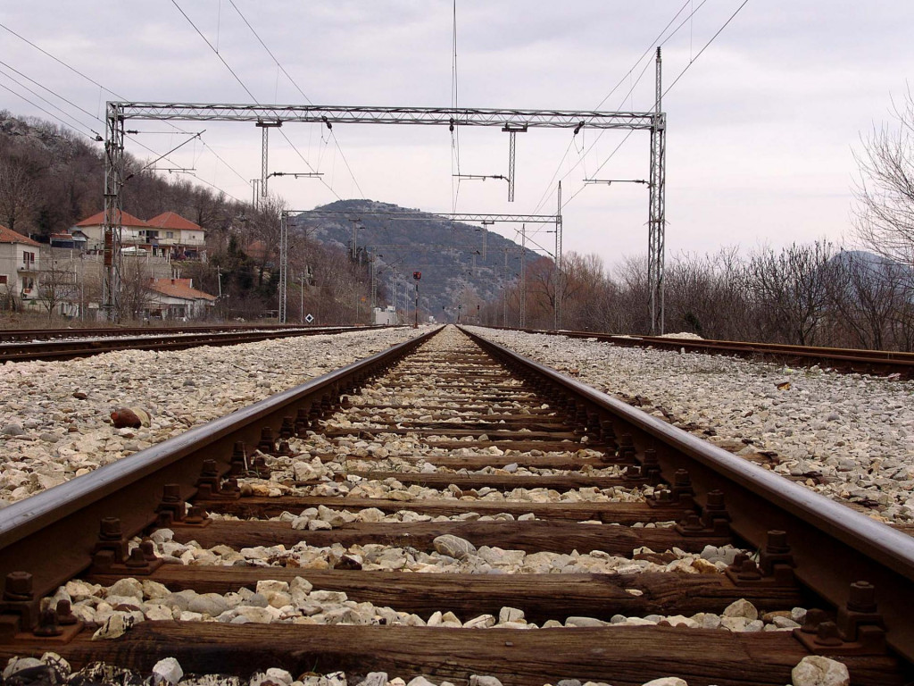 Zbog visokih temperatura dogodila se deformacija kolosijeka na dijelu pruge Doboj