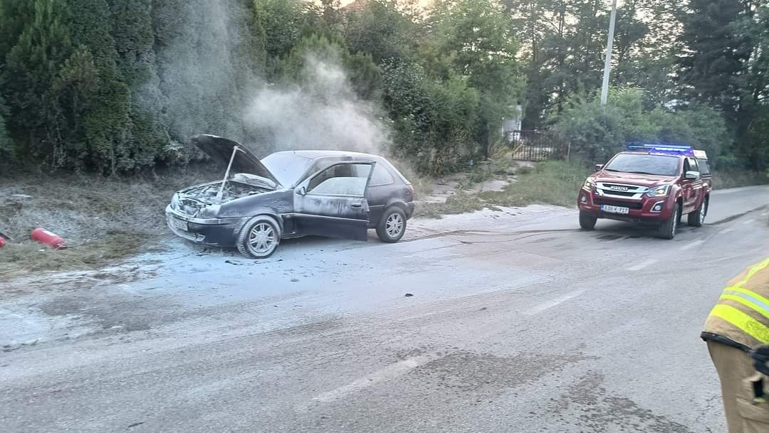 Izgorio automobil u Visokom: Vatrogasce ometali drugi vozači