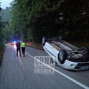 (FOTO) Nesreća kod Goražda: Vozačica Renaulta prevrnula vozilo na krov