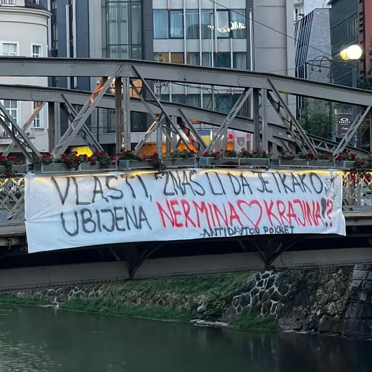 Postavljen transparent upućen sarajevskim političarima koji se nisu oglasili poslije tragedije