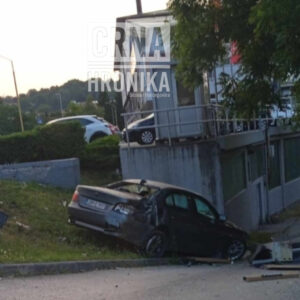 U Tuzli vozač BMW divljao pa sletio sa ceste: Povrijeđene dvije osobe