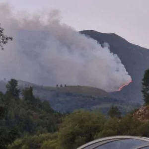 Vatrogasci se već 24 sata bore sa požarom na Jahorini: “Jedan dio planine miniran”