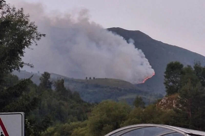 Vatrogasci se već 24 sata bore sa požarom na Jahorini: “Jedan dio planine miniran”