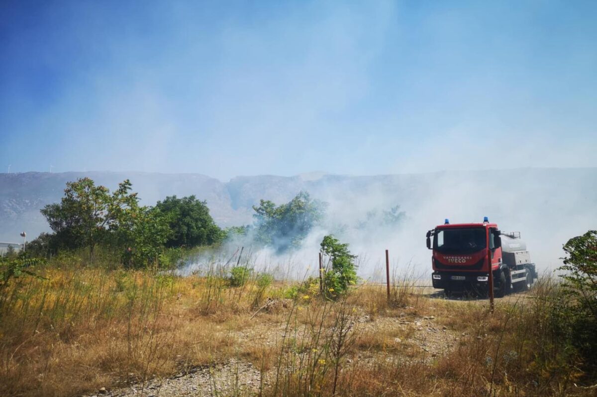 Mostarski vatrogasci bore se s velikim požarom na Bišću Polju