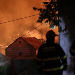 Požari u Dalmaciji: Situacija kod Tučepa se pogoršava, evakuacija počela