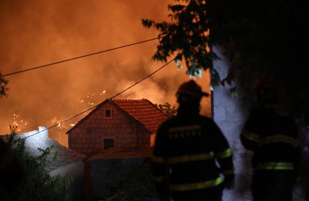 Požari u Dalmaciji: Situacija kod Tučepa se pogoršava, evakuacija počela