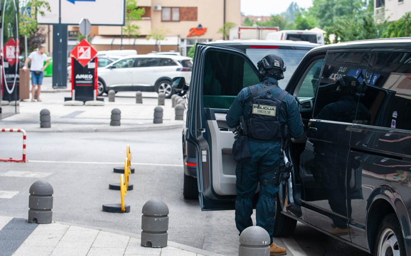 Nova akcija policije u Sarajevu: FUP-ovci pretresaju stanove u Bulevaru