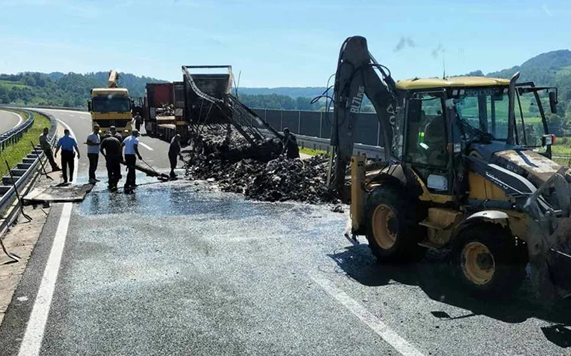 Izgorio kamion na autoputu 9. januar: Vozač otkačio prikolicu kada je vidio da gori