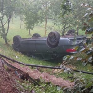 Nesreća kod Jajca: Automobil sletio s puta i završio na krovu, vozač prošao bez povreda