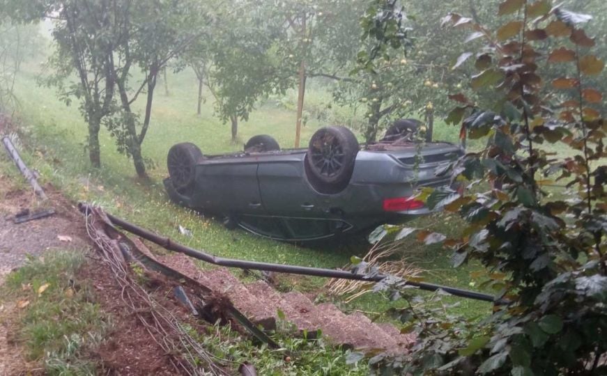 Nesreća kod Jajca: Automobil sletio s puta i završio na krovu, vozač prošao bez povreda